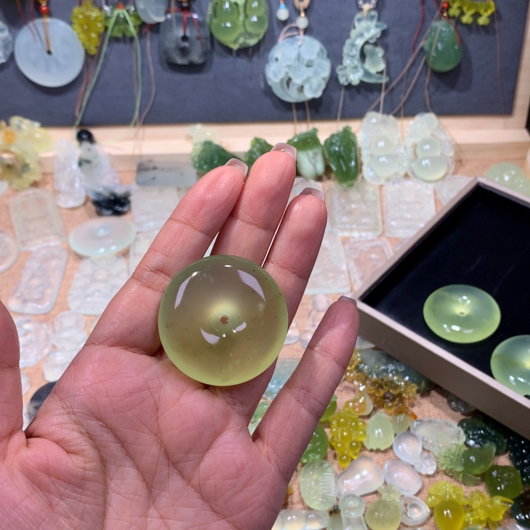 S***e蛇纹石玉未镶嵌颈饰