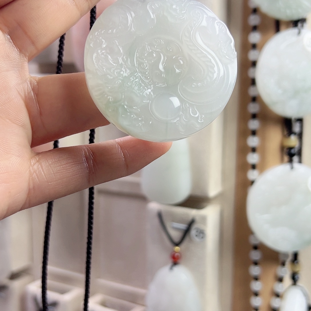 石英质玉未镶嵌颈饰