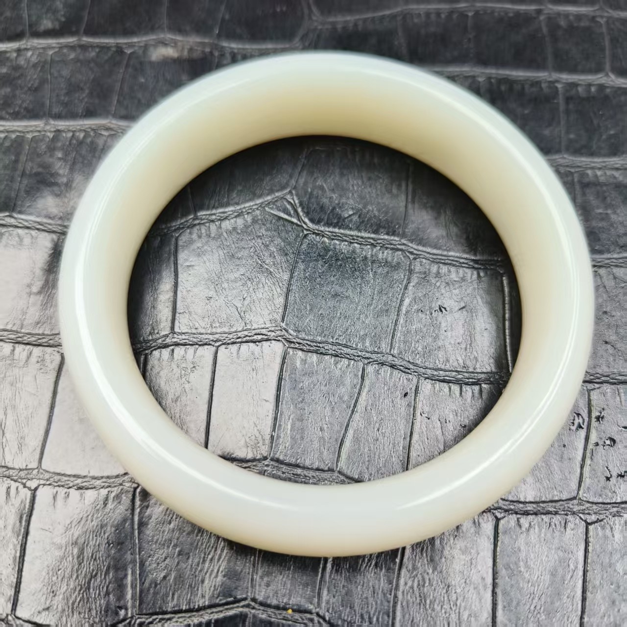新疆料羊白月光手镯SZ1415