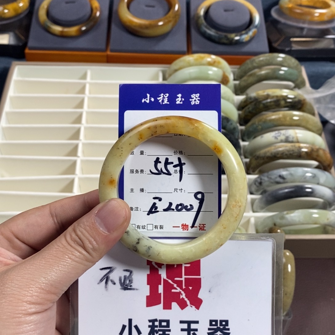 蛇纹石玉手镯未镶嵌