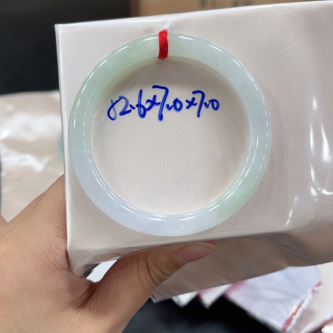 翡翠手镯未镶嵌翡翠