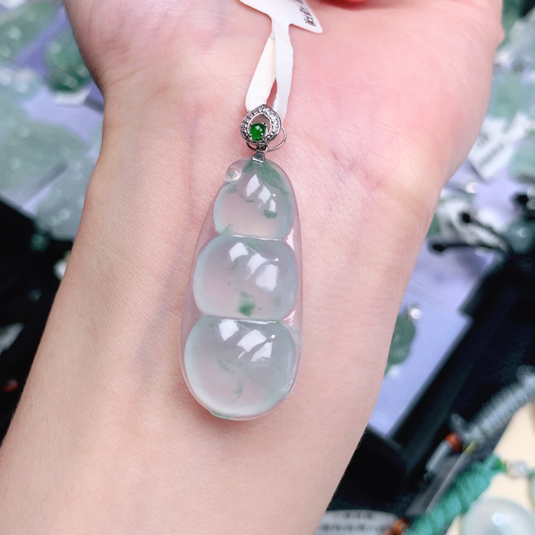 翡翠18K金镶嵌颈饰豆子