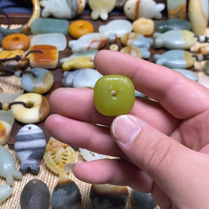 蛇纹石玉未镶嵌颈饰