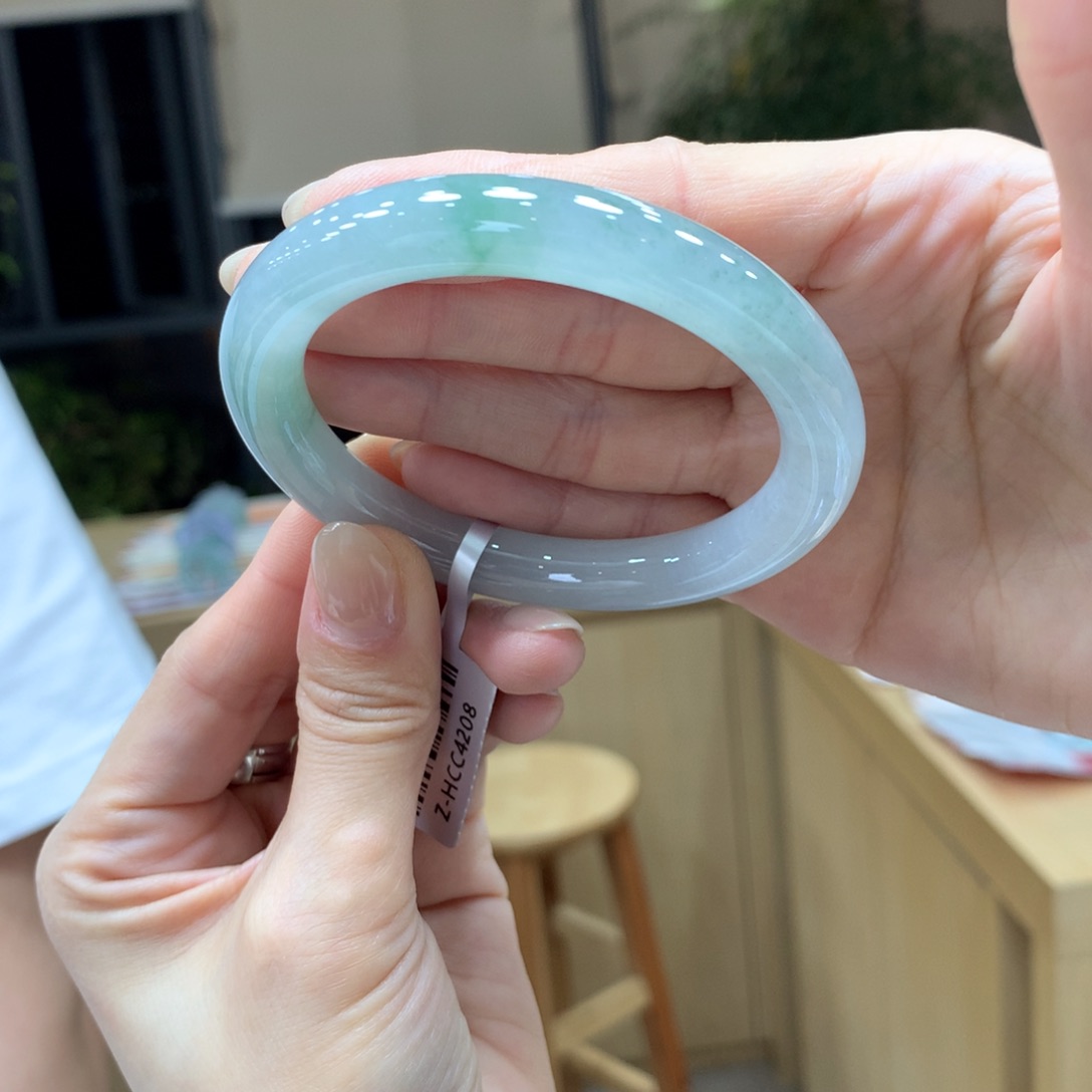 翡翠手镯未镶嵌不退不换