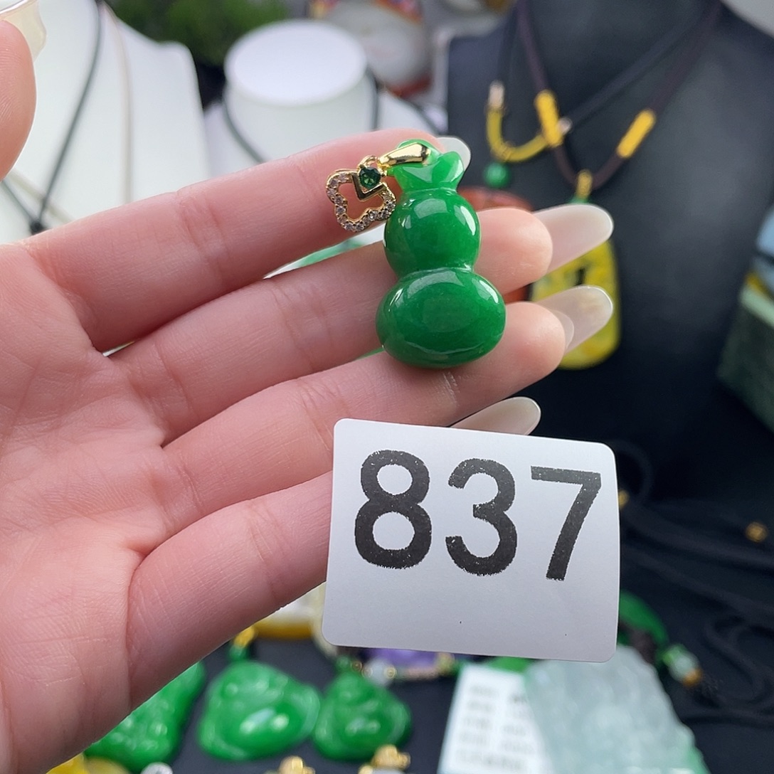 翡翠未镶嵌吊坠(赠链)