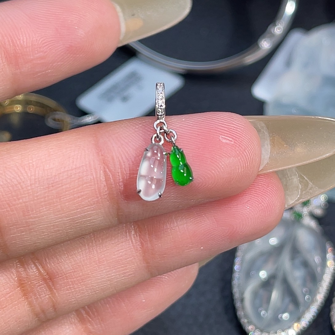 翡翠18K金镶嵌颈饰豆子