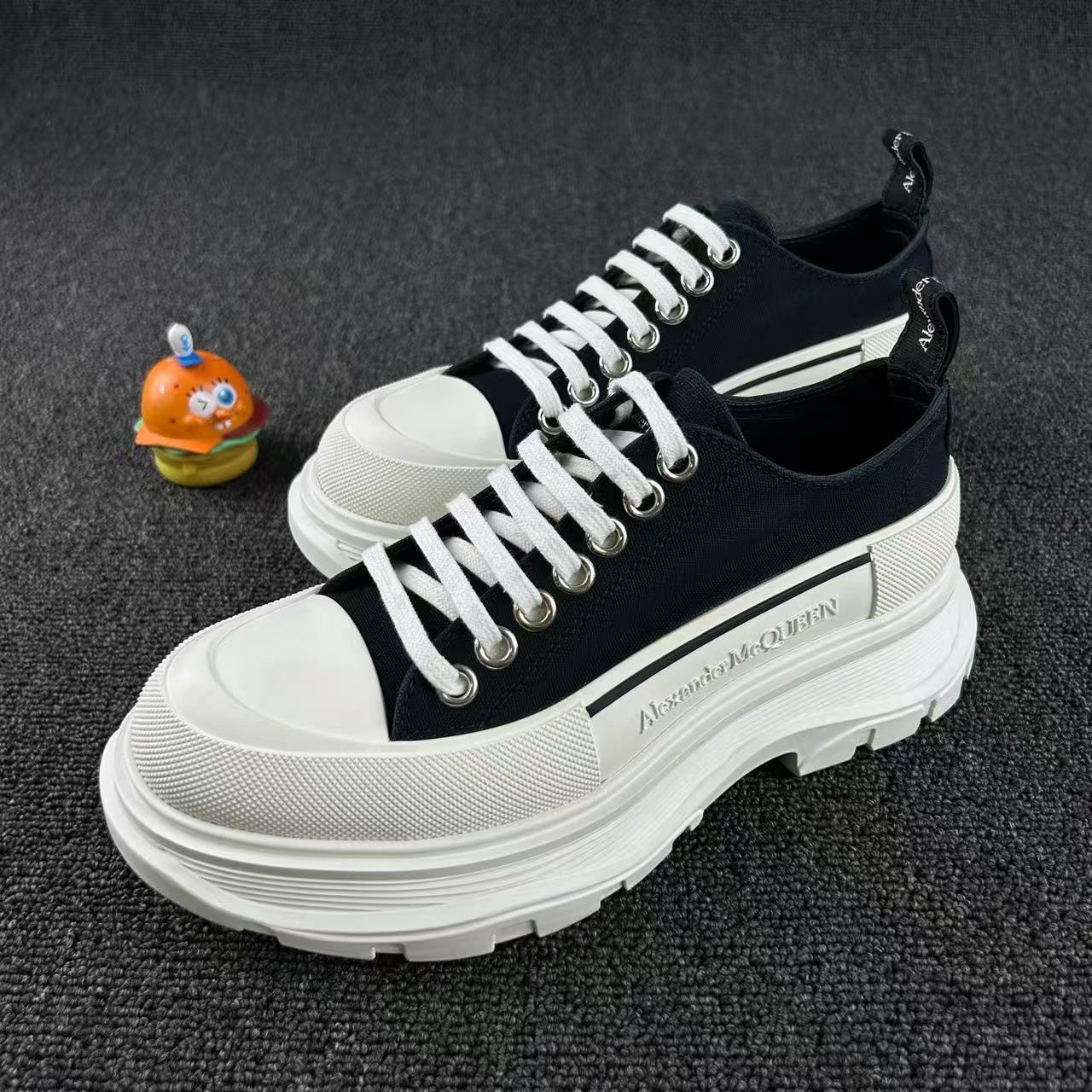 95新 Alexander McQueen/亚历山大·麦昆 帆布鞋子38码 QW10002
