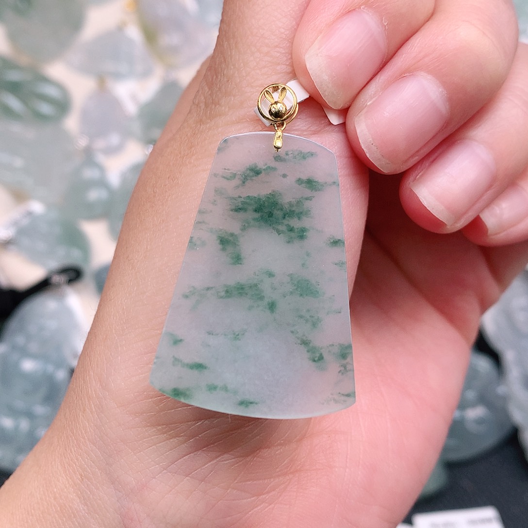 翡翠18K金镶嵌颈饰飘花无事牌36.6、26.2，2.3