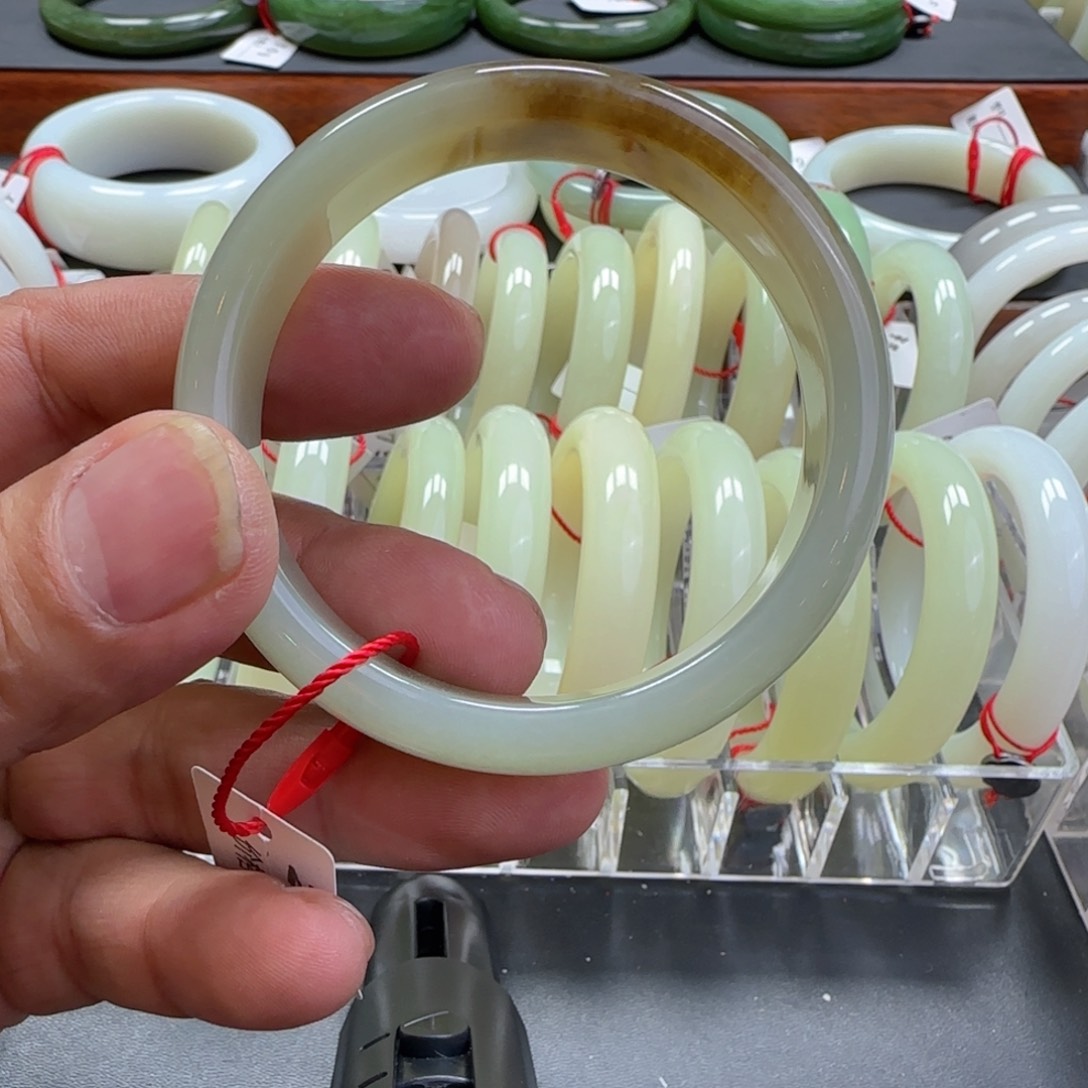 和田玉未镶嵌手镯