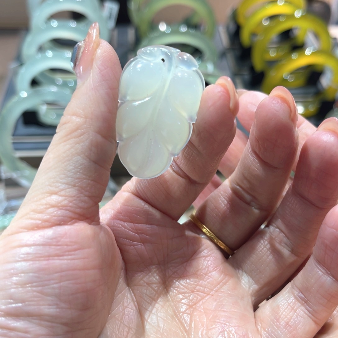 岫玉颈饰未镶嵌手镯