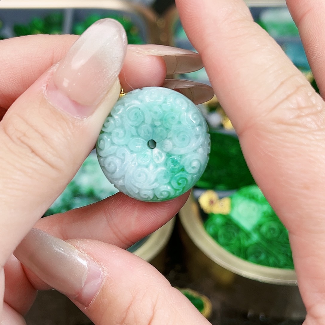 翡翠颈饰18K金镶嵌吊坠