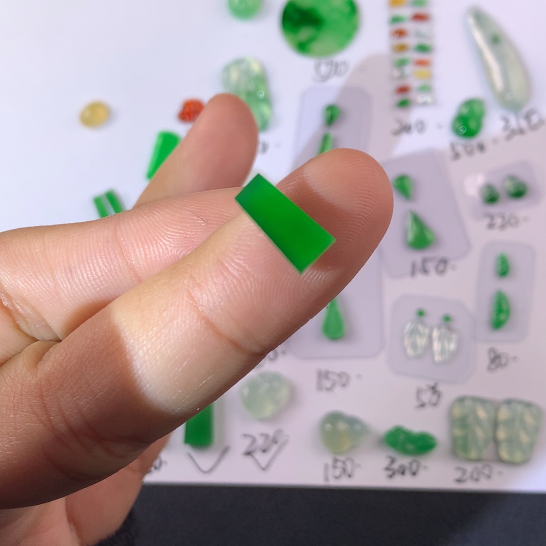 翡翠颈饰未镶嵌无事牌