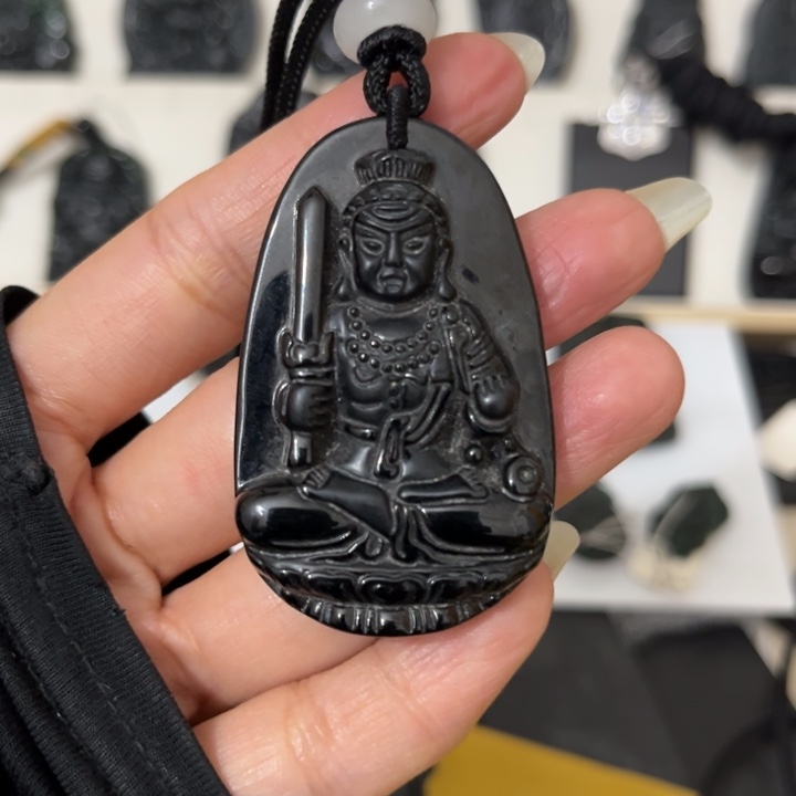 颈饰未镶嵌翡翠向**鹰不动