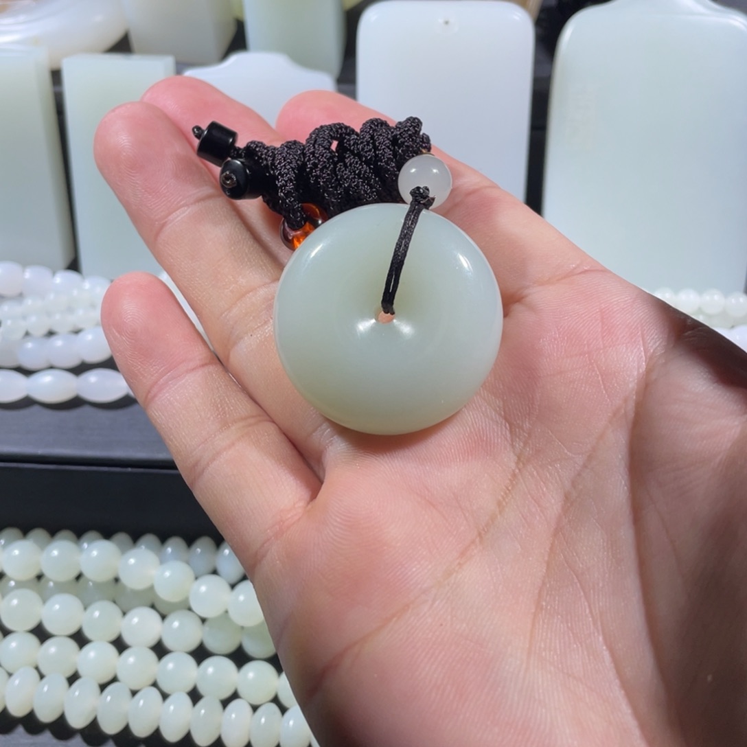 和田玉未镶嵌颈饰平安扣