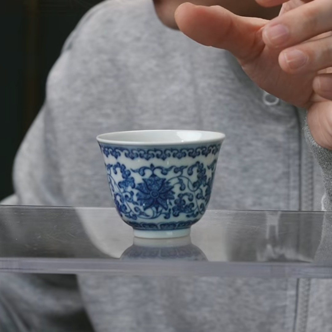 D青花缠枝莲纹铃铛杯