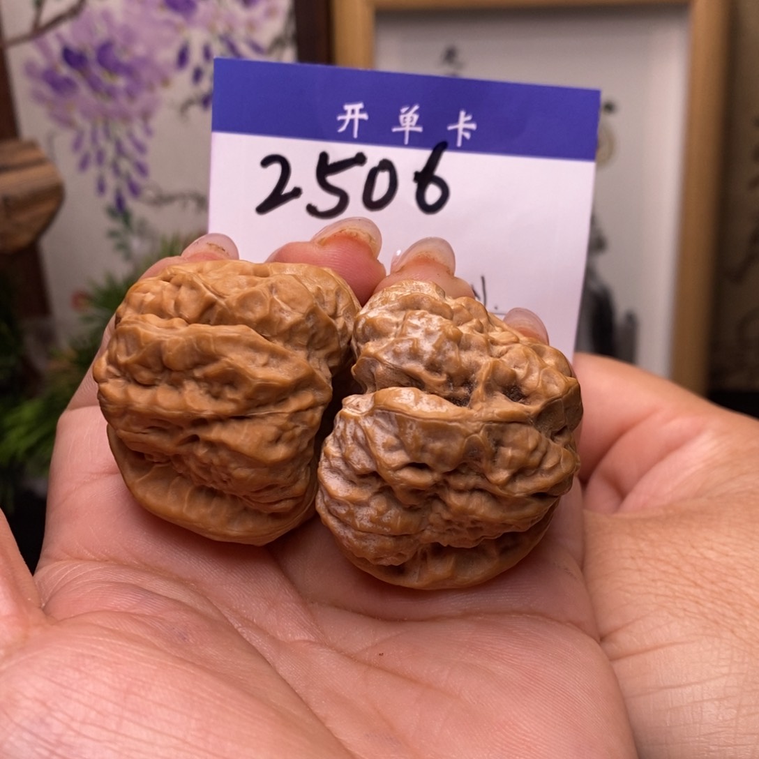桃核吊坠（****）蛤蟆头。边40。轻微磕尖。丹