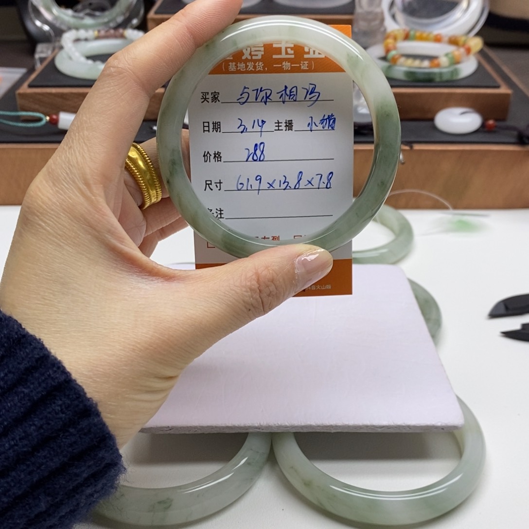 石英质玉未镶嵌手镯?****