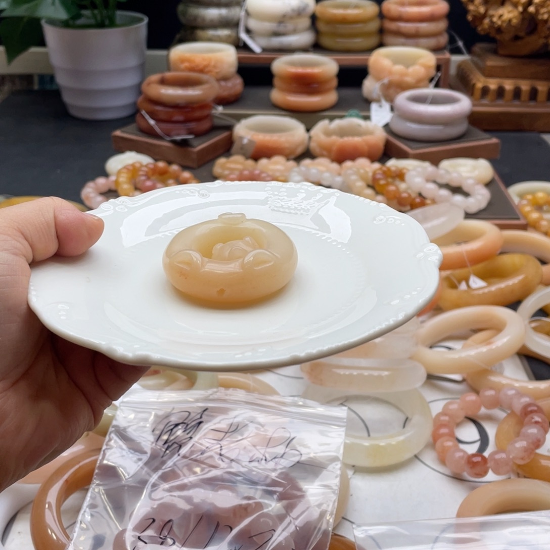 选***难石英岩玉未镶嵌手镯