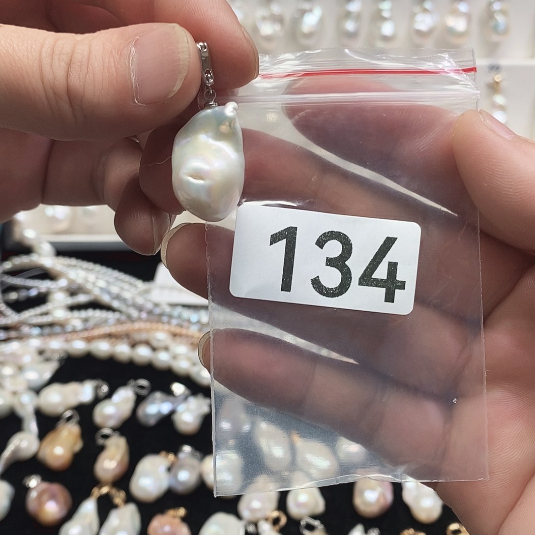 淡水珍珠吊坠(赠链)未镶嵌