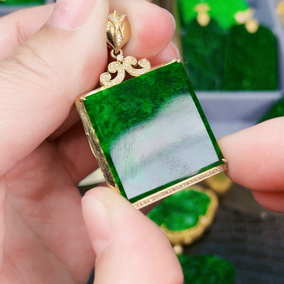 翡翠颈饰18K金镶嵌吊坠