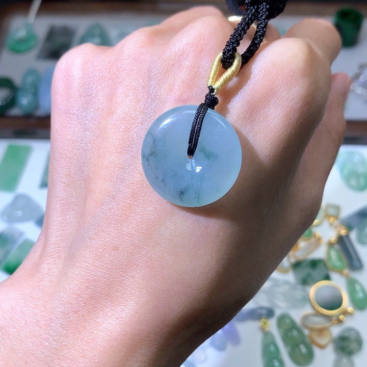 翡翠颈饰未镶嵌平安扣