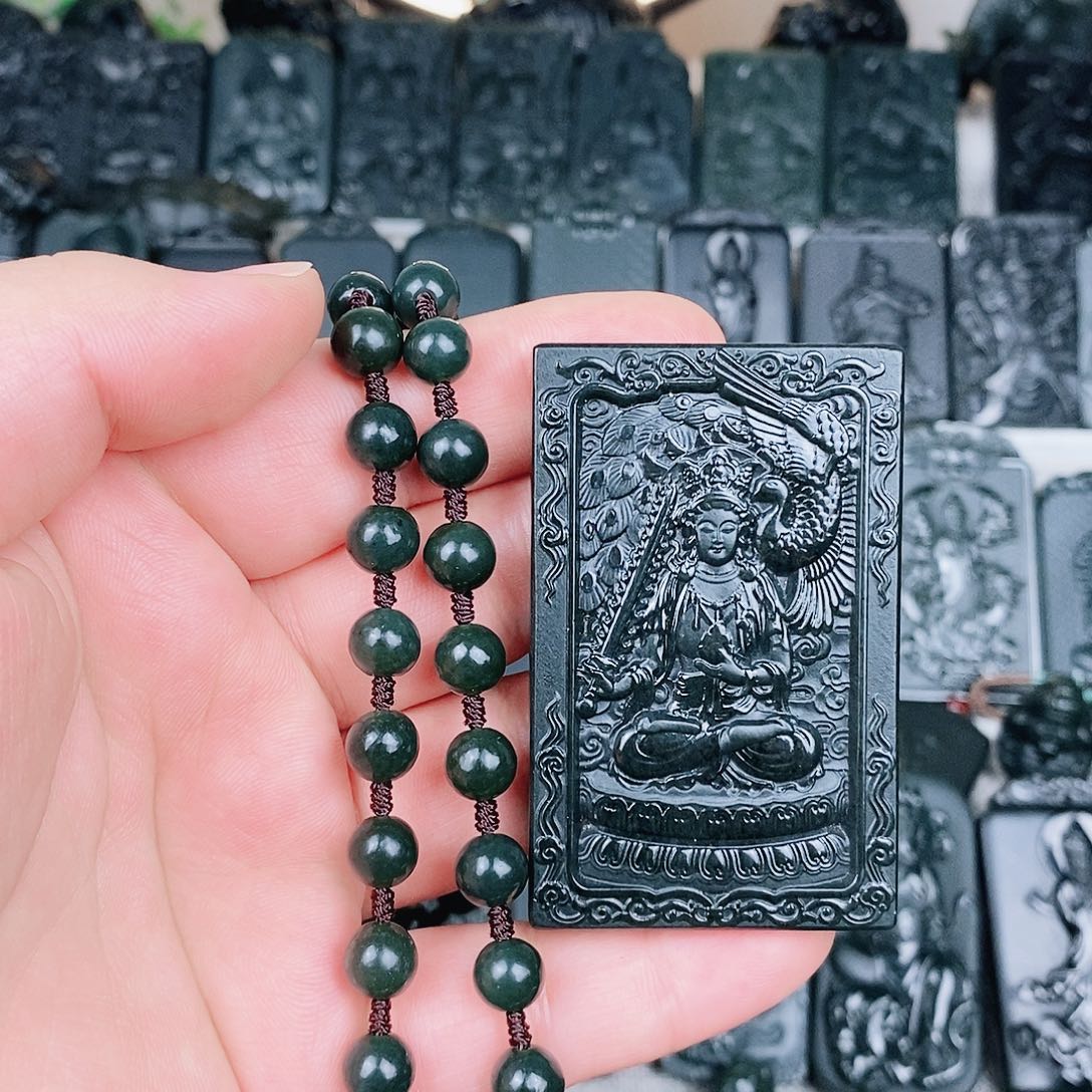 和田玉颈饰未镶嵌不****?