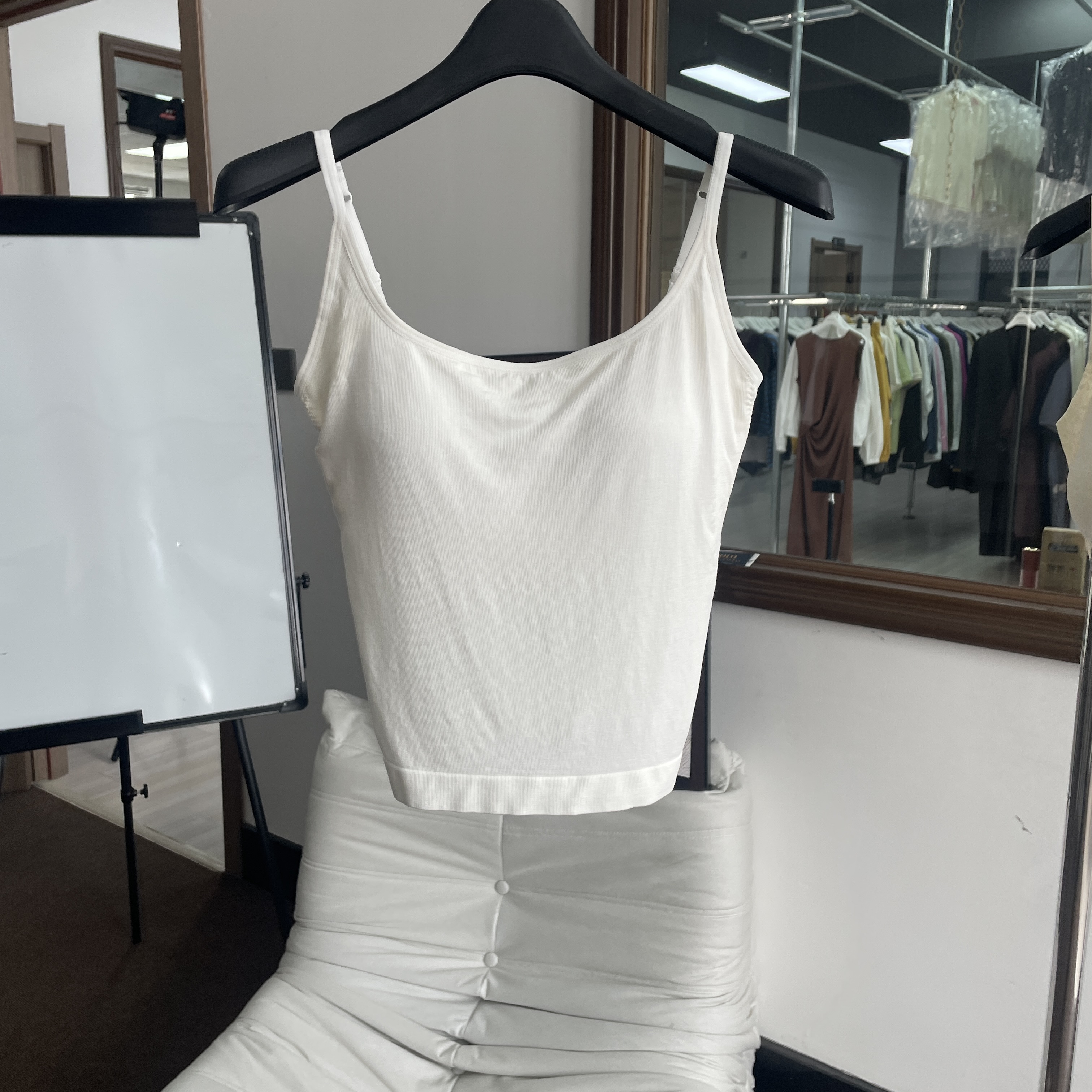 妙启时尚-25新款女款两色后交叉设计款美背