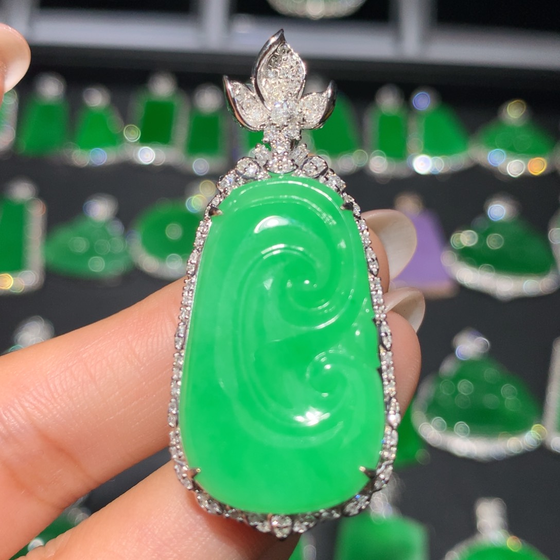 翡翠18K金镶嵌颈饰翡翠