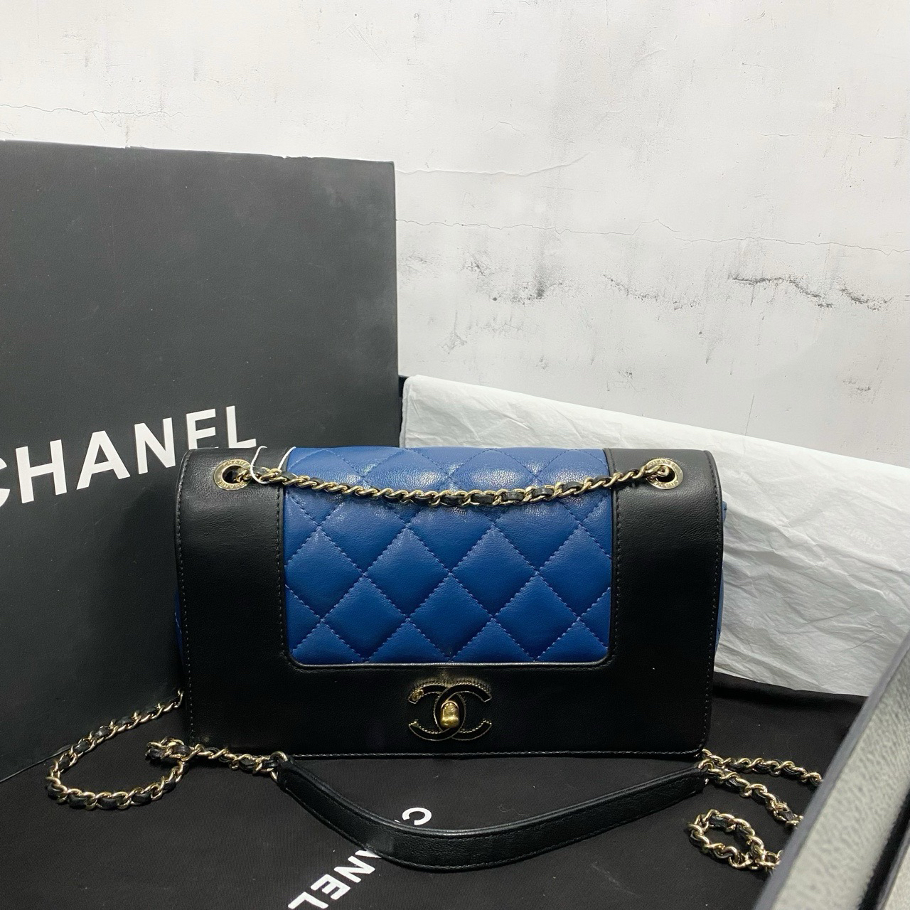 99新 Chanel/香奈儿 香奈儿黑拼蓝拼色季节款链条包23开