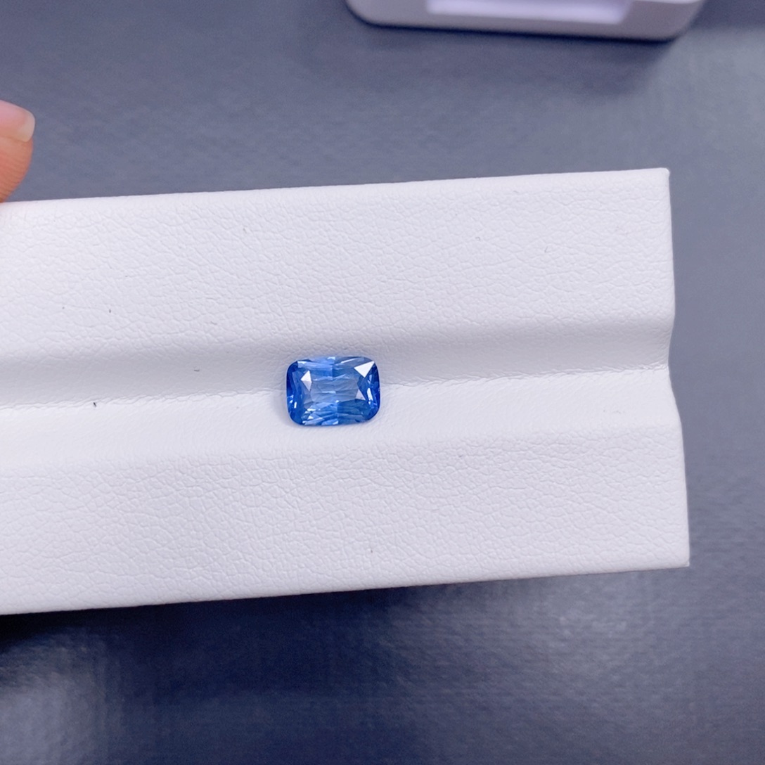 蓝宝石裸石未镶嵌1.13克拉 无烧矢车菊蓝