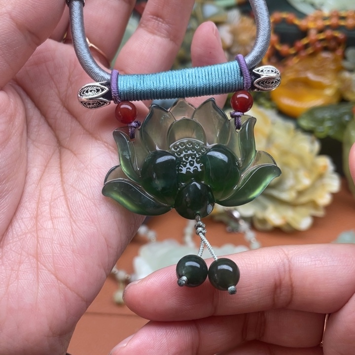 蛇纹石玉吊坠合金