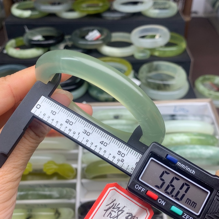 蛇纹石玉未镶嵌手镯585