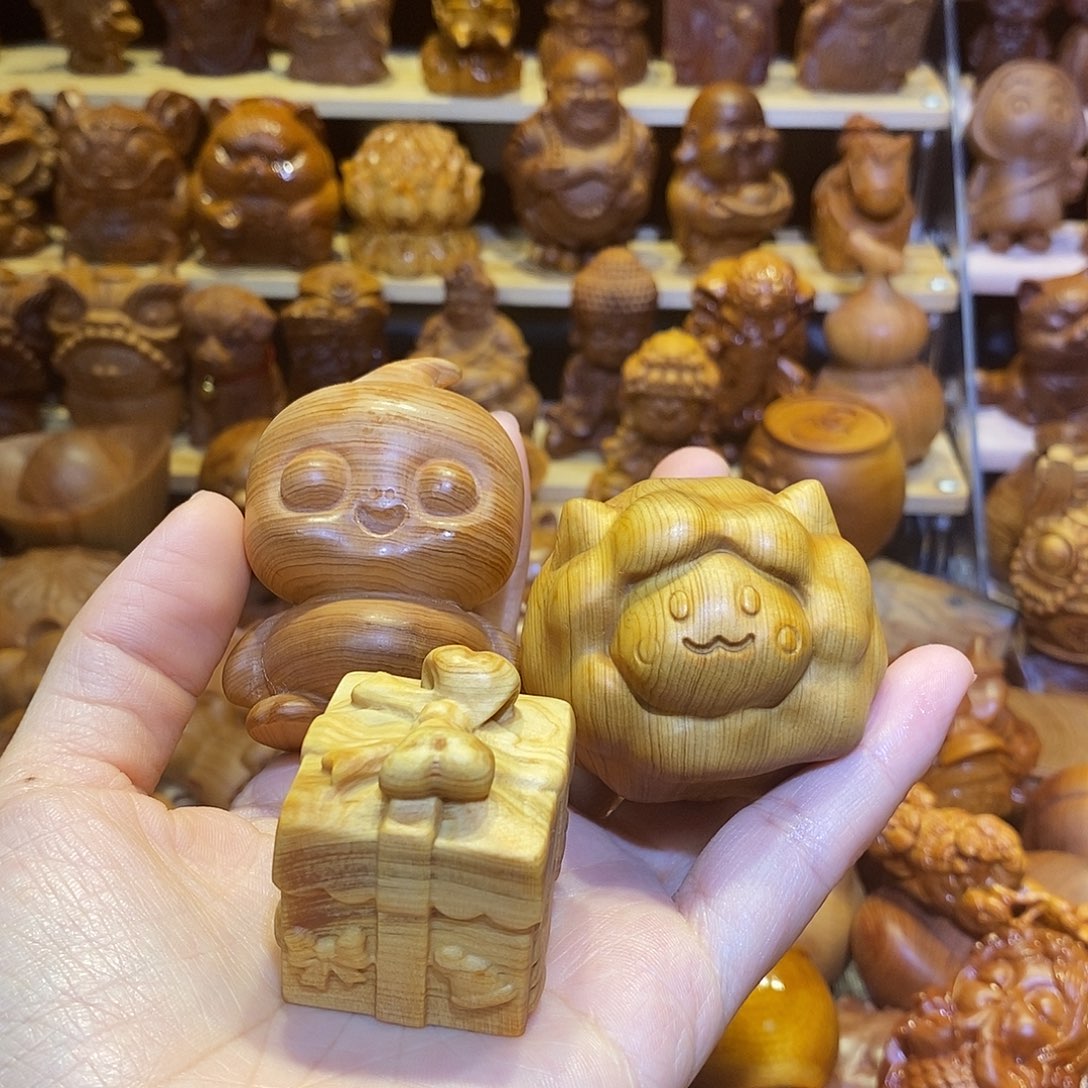 小***啊木崖柏木雕手把件
