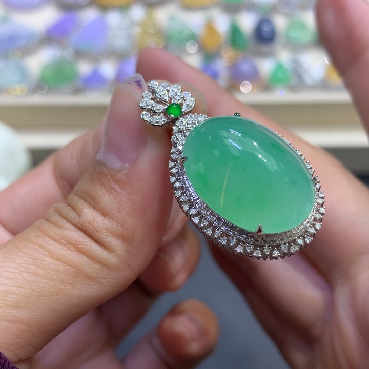 翡翠颈饰18K金镶嵌翡翠