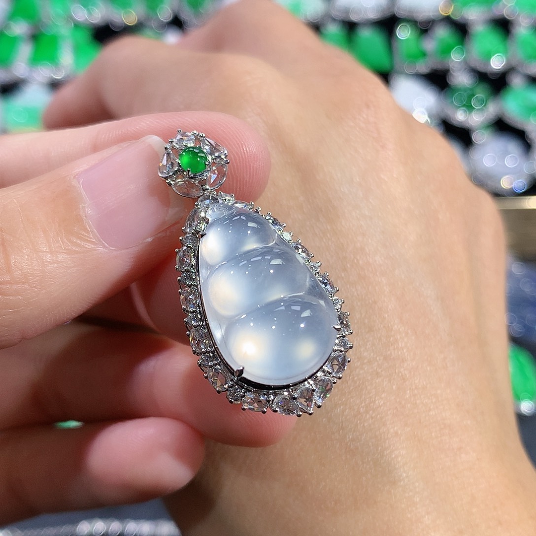 翡翠18K金镶嵌颈饰