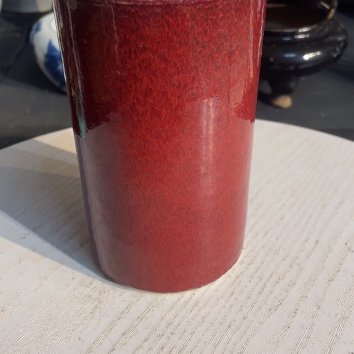 精品红釉的一个笔筒