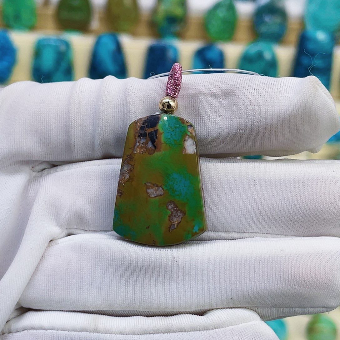 绿松石未镶嵌颈饰