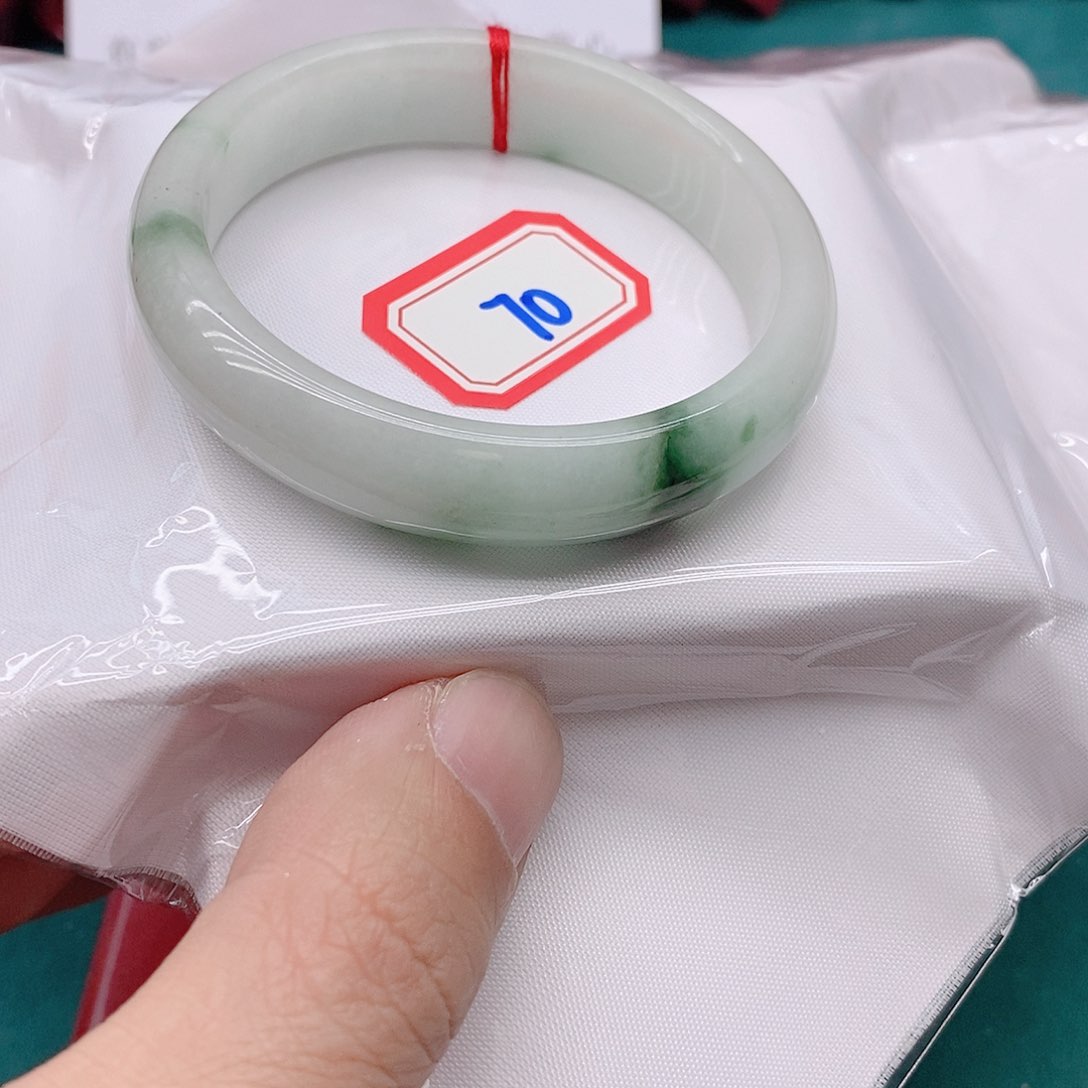 翡翠手镯未镶嵌爱****?70000000