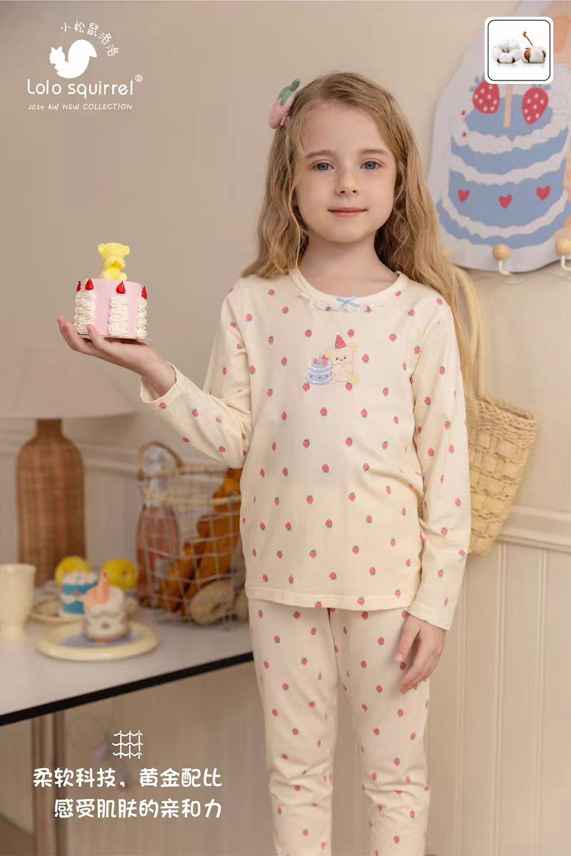 小松鼠洛洛莫卡棉女童草莓小熊秋衣套装LL2H8458