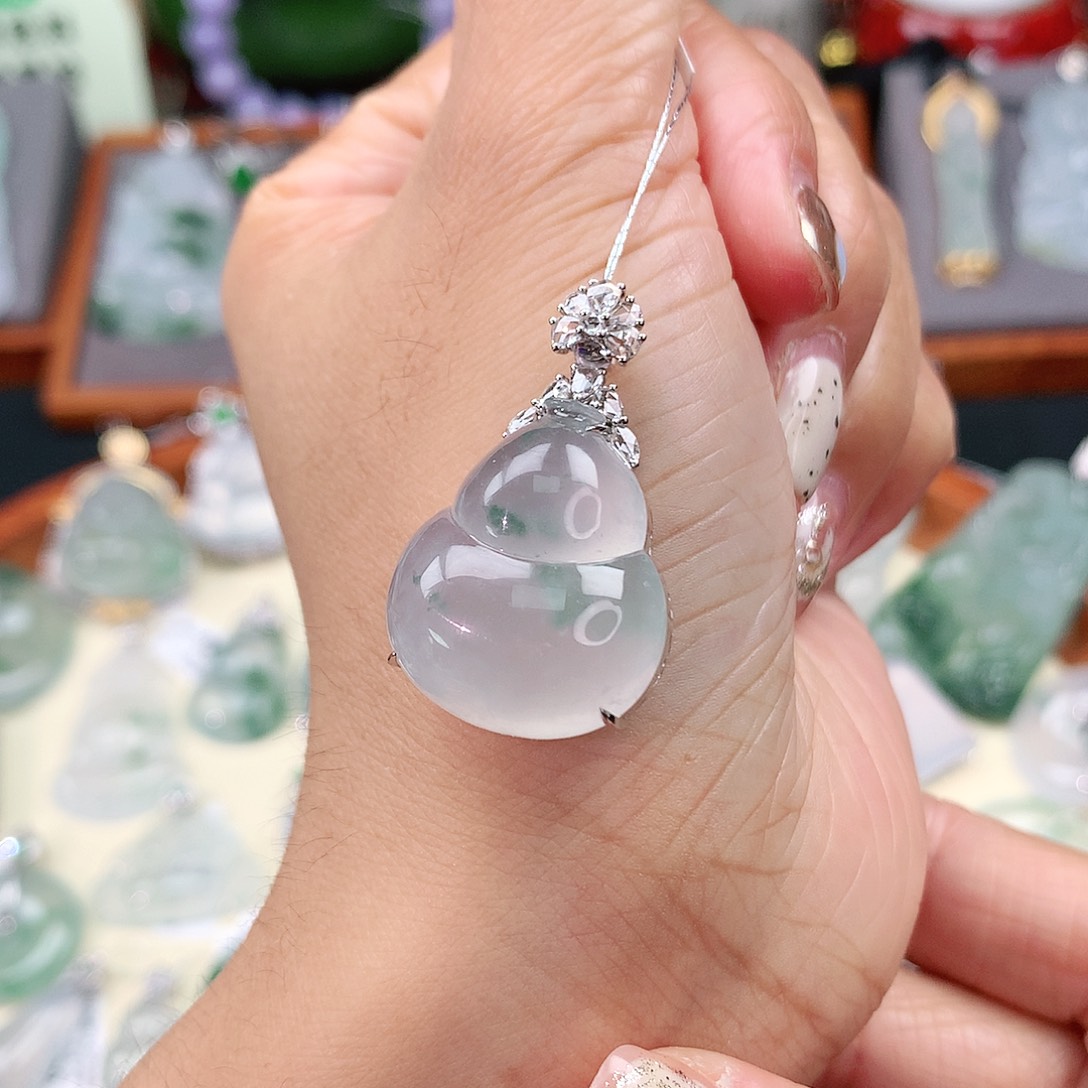 翡翠18K金镶嵌颈饰葫芦