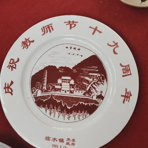 瓷片瓷片，各种摆件，均有瑕疵。沙锅！