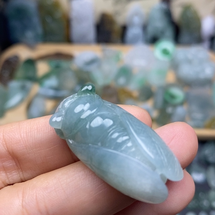 翡翠未镶嵌颈饰知了