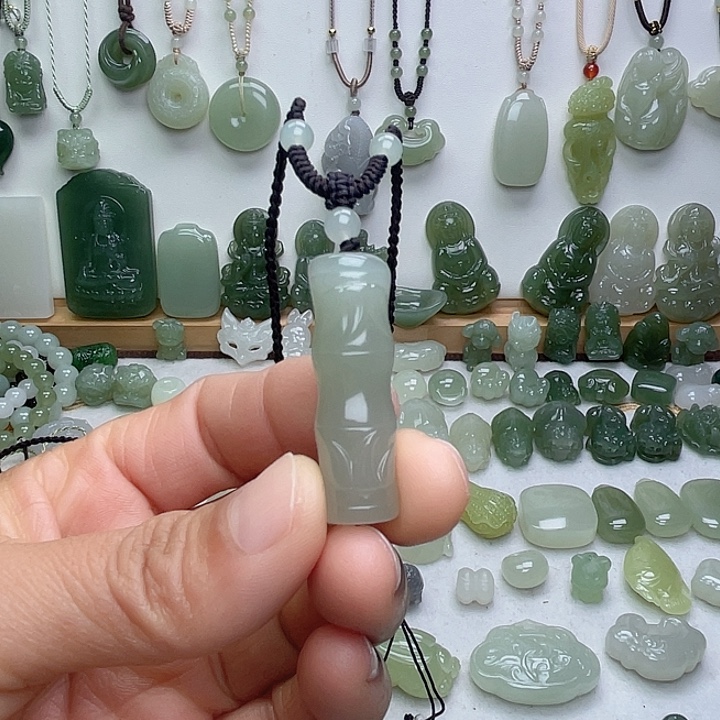 是****和田玉未镶嵌颈饰