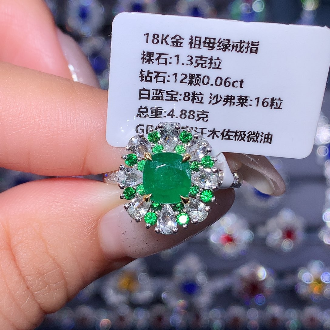 18K金镶嵌祖母绿戒指