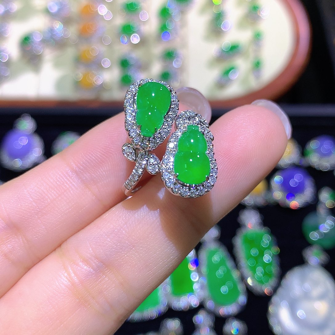 翡翠18K金镶嵌戒指高冰满绿葫芦