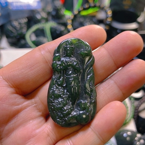 蛇纹石玉颈饰未镶嵌