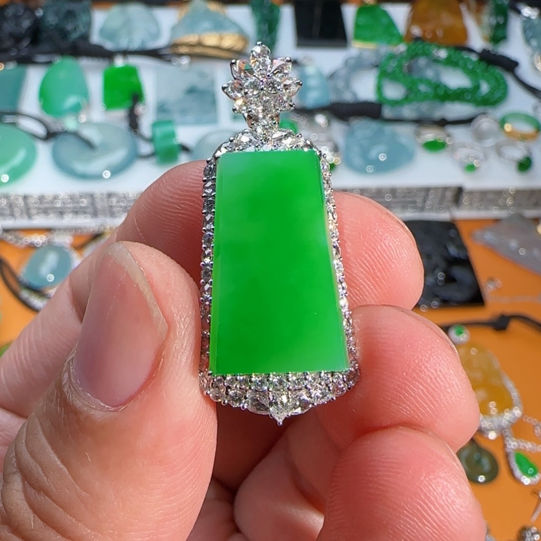 翡翠18K金镶嵌颈饰阳绿无事牌