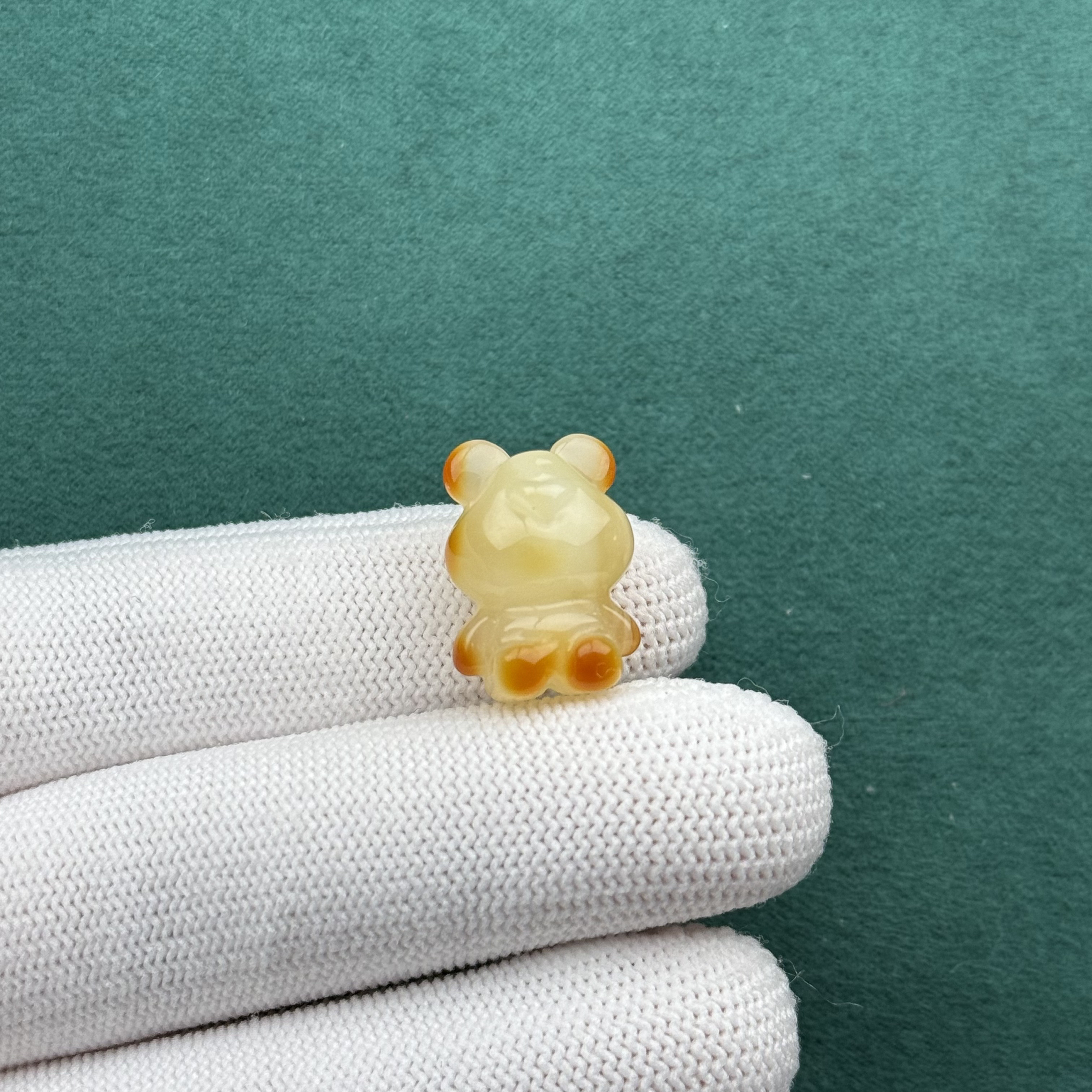 K1594天然原矿蜜蜡 雕刻小熊13*18*11mm 支持鉴定 假一罚十