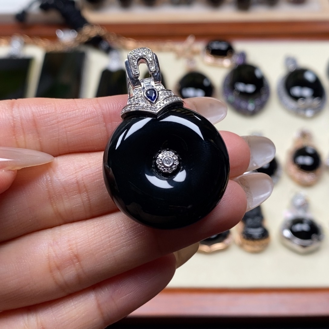 翡翠颈饰18K金镶嵌春**?平安扣