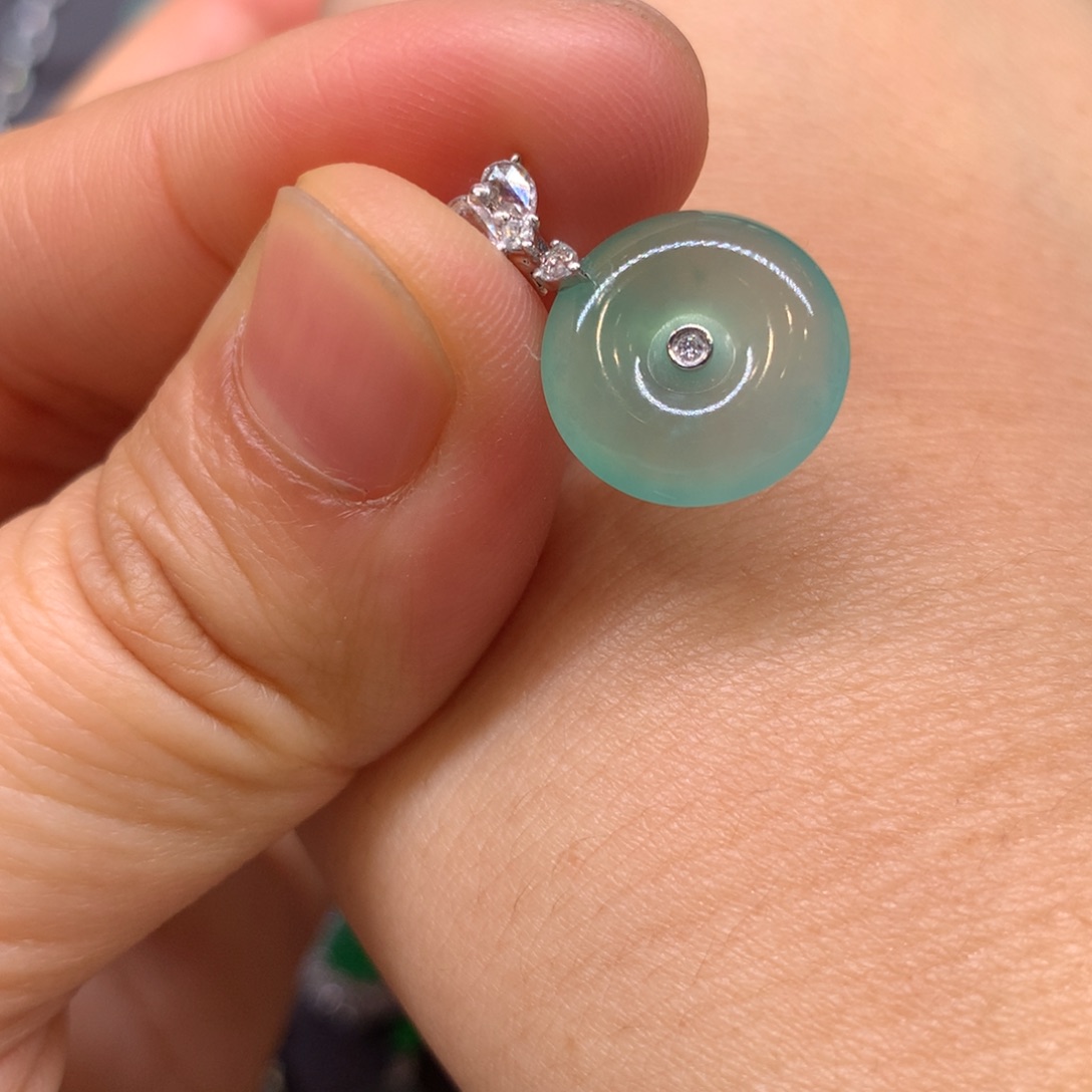 翡翠颈饰18K金镶嵌吊坠